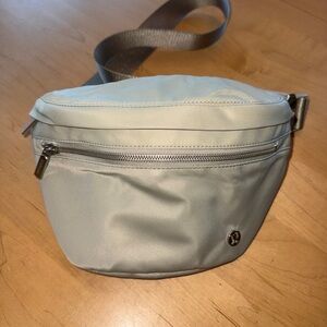 Lululemon City adventure 2.5 L belt bag - EUC